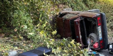 Devrilen otomobildeki 5 kişi yaralandı