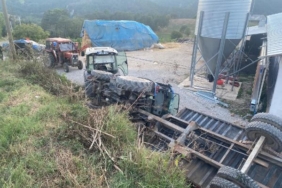 Devrilen traktörün altında kalan sürücünün 25 yaşındaki kızı öldü