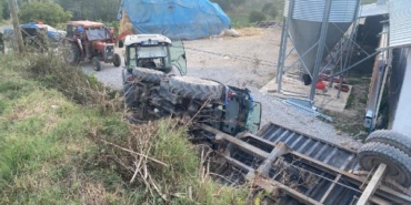 Devrilen traktörün altında kalan sürücünün 2,5 yaşındaki kızı öldü 39 Devrilen traktörün altında kalan sürücünün 25 yaşındaki kızı öldü