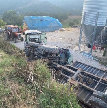 Devrilen traktörün altında kalan sürücünün 25 yaşındaki kızı öldü