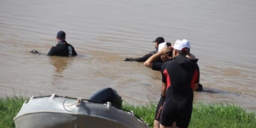 Dicle Nehri'nde kaybolduğu ihbar edilen kişi, 15 saattir aranıyor 23 Dicle Nehrinde kaybolduğu ihbar edilen kişi 15 saattir aranıyor