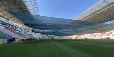 Diyarbakır Stadyumunun çimleri sıcaktan perdeleme ve fan yöntemi ile korunuyor