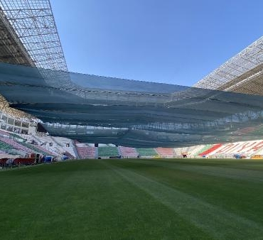 Diyarbakır Stadyumunun çimleri sıcaktan perdeleme ve fan yöntemi ile korunuyor