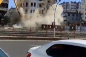 Diyarbakırda ağır hasarlı bina yıkım sırasında çöktü