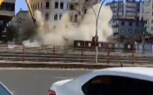Diyarbakır'da ağır hasarlı bina, yıkım sırasında çöktü 6 Diyarbakırda ağır hasarlı bina yıkım sırasında çöktü