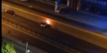 Diyarbakır’da çarpışan otomobillerden biri yandı 27 Diyarbakırda çarpışan otomobillerden biri yandı