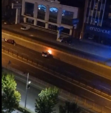 Diyarbakırda çarpışan otomobillerden biri yandı