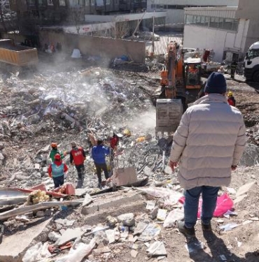 Diyarbakırda depremde yıkılan iki binadan biri 6 kat fazla inşa edilmiş diğeri ruhsatsız ve projesiz