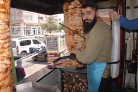 Diyarbakırda dönercilerin sıcakla zorlu mücadelesi Sırtında buz kütlesi ile çalışıyor