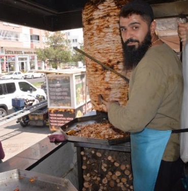 Diyarbakırda dönercilerin sıcakla zorlu mücadelesi Sırtında buz kütlesi ile çalışıyor