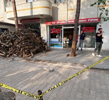 Diyarbakır'da fırında silahlı ve bıçaklı 'borç ekmek' kavgasında baba- oğul yaralandı 5 Diyarbakırda fırında silahlı ve bıçaklı borç ekmek kavgasında baba- oğul yaralandı