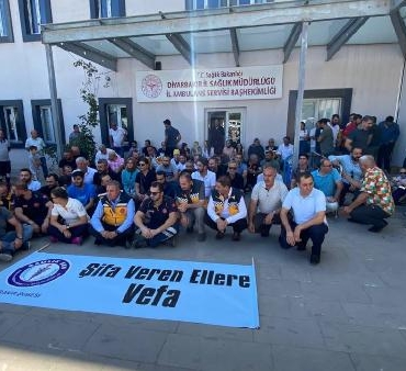 Diyarbakırda meslektaşları saldırıya uğrayan sağlıkçılardan oturma eylemi