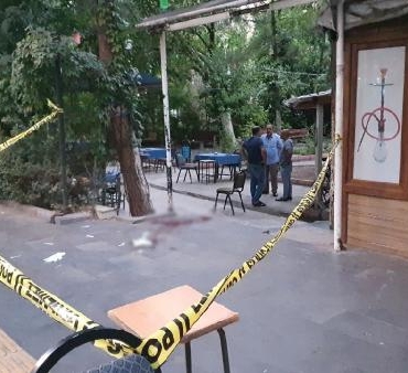 Diyarbakırda nişana davet edilmeyen kardeş babası ve kardeşini tabancayla yaraladı