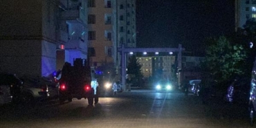 Diyarbakır'da sitedeki kavgaya müdahale eden polis bıçakla yaralandı: 4 gözaltı 33 Diyarbakırda sitedeki kavgaya müdahale eden polis bıçakla yaralandı 4 gözaltı