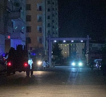 Diyarbakırda sitedeki kavgaya müdahale eden polis bıçakla yaralandı 4 gözaltı