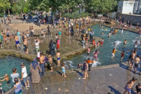 Diyarbakırda termometreler 48i gösterdi çocuklar havuzda serinlemeye çalıştı
