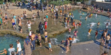 Diyarbakır'da termometreler 48'i gösterdi; çocuklar havuzda serinlemeye çalıştı 21 Diyarbakırda termometreler 48i gösterdi çocuklar havuzda serinlemeye çalıştı