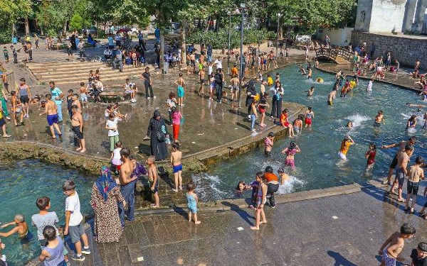 Diyarbakır'da termometreler 48'i gösterdi; çocuklar havuzda serinlemeye çalıştı 1 Diyarbakırda termometreler 48i gösterdi çocuklar havuzda serinlemeye çalıştı