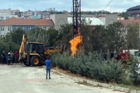 Doğal gaz borusu patladı; yangın üzerine kum dökülerek söndürüldü 6 Doğal gaz borusu patladı yangın üzerine kum dökülerek söndürüldü