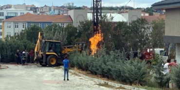 Doğal gaz borusu patladı; yangın üzerine kum dökülerek söndürüldü 8 Doğal gaz borusu patladı yangın üzerine kum dökülerek söndürüldü