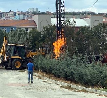 Doğal gaz borusu patladı yangın üzerine kum dökülerek söndürüldü