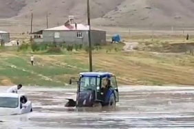 Doğubayazıtta sel Türkiye- İran kara yolunda ulaşım tek şeritten sağlanıyor