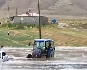 Doğubayazıtta sel Türkiye- İran kara yolunda ulaşım tek şeritten sağlanıyor