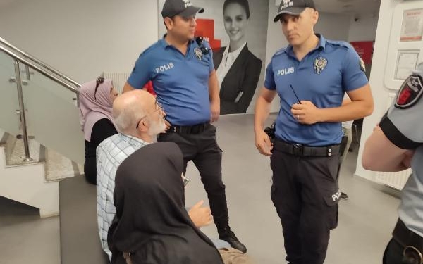 Dolandırılmaktan banka çalışanlarının dikkati sayesinde kurtuldu