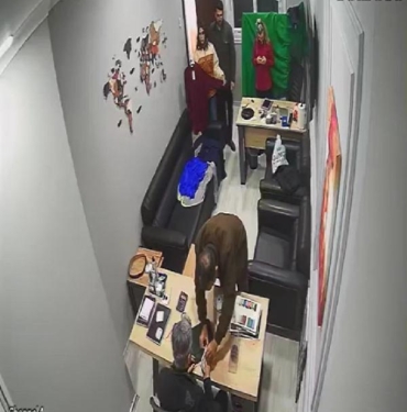 Döviz bozdurma bahanesiyle girip hırsızlık yapan şüpheli kamerada 8 Döviz bozdurma bahanesiyle girip hırsızlık yapan şüpheli kamerada