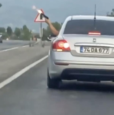 Düğün konvoyundaki maganda otomobilden rastgele ateş açtı