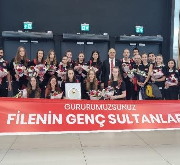 Dünya 2ncisi U19 Kız Milli Voleybol Takımına coşkulu karşılama