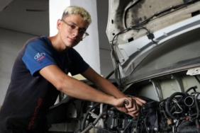 Dünya şampiyonu Hamza ailesine yük olmamak için çıraklık yapıyor