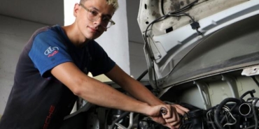 Dünya şampiyonu Hamza, ailesine yük olmamak için çıraklık yapıyor 11 Dünya şampiyonu Hamza ailesine yük olmamak için çıraklık yapıyor