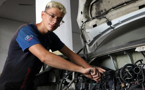 Dünya şampiyonu Hamza, ailesine yük olmamak için çıraklık yapıyor 1 Dünya şampiyonu Hamza ailesine yük olmamak için çıraklık yapıyor