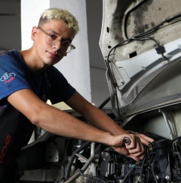 Dünya şampiyonu Hamza, ailesine yük olmamak için çıraklık yapıyor 4 Dünya şampiyonu Hamza ailesine yük olmamak için çıraklık yapıyor