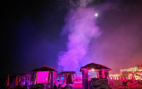 Dünyaca ünlü Konyaaltı Sahili 'gazino'ya dönüştü 1 Dünyaca ünlü Konyaaltı Sahili gazinoya dönüştü