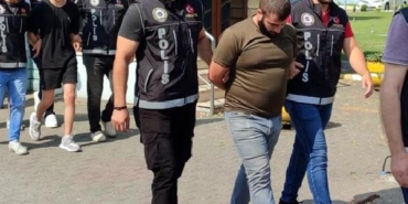 'Dur' ihtarına uymayan sürücünün otomobilinden uyuşturucu çıktı; 2 gözaltı 19 Dur ihtarına uymayan sürücünün otomobilinden uyuşturucu çıktı 2 gözaltı