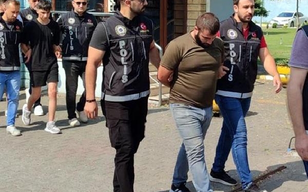 Dur ihtarına uymayan sürücünün otomobilinden uyuşturucu çıktı 2 gözaltı