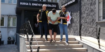 Duraktaki kişiye yangın söndürme tüpüyle gaz sıkıp görüntü çeken 7 kişi adliyede 26 Duraktaki kişiye yangın söndürme tüpüyle gaz sıkıp görüntü çeken 7 kişi adliyede