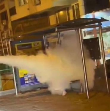 Duraktaki kişiye yangın söndürme tüpüyle gaz sıkıp görüntü çeken 7 kişi adliyede