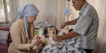 Düştüğü akarsuda beyni hasar görünce yatağa bağımlı hale geldi 17 Düştüğü akarsuda beyni hasar görünce yatağa bağımlı hale geldi