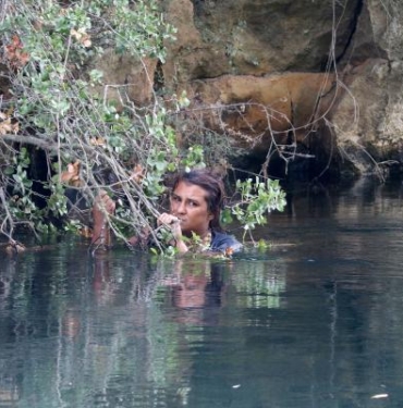 Düştüğü su kanalında, ağaç dalına tutunarak hayatta kaldı 5 Düştüğü su kanalında ağaç dalına tutunarak hayatta kaldı