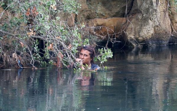 Düştüğü su kanalında ağaç dalına tutunarak hayatta kaldı