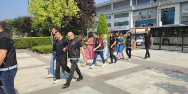 Düzce'de günlük kiralık evlere uyuşturucu baskını; 5 tutuklama 25 Düzcede günlük kiralık evlere uyuşturucu baskını 5 tutuklama