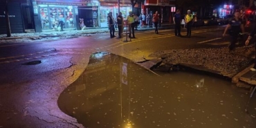 Düzce’de kentin göbeğinde su borusu patladı asfalt yol çöktü 15 Düzcede kentin göbeğinde su borusu patladı asfalt yol çöktü