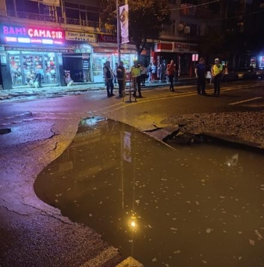 Düzcede kentin göbeğinde su borusu patladı asfalt yol çöktü