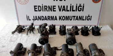 Edirne'de kargo şubesine 'kaçakçılık' baskını; 1 gözaltı 11 Edirnede kargo şubesine kaçakçılık baskını 1 gözaltı