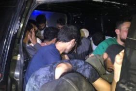 Edirne'de, minibüste 22 kaçak göçmen yakalandı 32 Edirnede minibüste 22 kaçak göçmen yakalandı