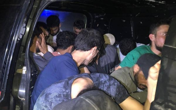 Edirne'de, minibüste 22 kaçak göçmen yakalandı 6 Edirnede minibüste 22 kaçak göçmen yakalandı