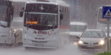 Edirnede rüzgar ve yağmur etkili oldu ağaçlar devrildi